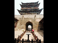 Pingyao is a small town in central Shanxi Province whose history goes back 2,700 years, when it was first built during the reign of King Xuan (827-782 BC) of the Western Zhou Dynasty. Until this very day, the town looks much the same as when it was the county seat of the Ming and Qing dynasties.The city wall stretches for about six kilometers.The old town of Pingyao went on the list of world cultural heritage in 1997.[8273/bbs.fengniao] 
