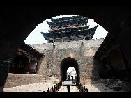 Pingyao is a small town in central Shanxi Province whose history goes back 2,700 years, when it was first built during the reign of King Xuan (827-782 BC) of the Western Zhou Dynasty. Until this very day, the town looks much the same as when it was the county seat of the Ming and Qing dynasties.The city wall stretches for about six kilometers.The old town of Pingyao went on the list of world cultural heritage in 1997.[8273/bbs.fengniao] 