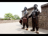 Pingyao is a small town in central Shanxi Province whose history goes back 2,700 years, when it was first built during the reign of King Xuan (827-782 BC) of the Western Zhou Dynasty. Until this very day, the town looks much the same as when it was the county seat of the Ming and Qing dynasties.The city wall stretches for about six kilometers.The old town of Pingyao went on the list of world cultural heritage in 1997.[8273/bbs.fengniao] 