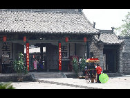 Pingyao is a small town in central Shanxi Province whose history goes back 2,700 years, when it was first built during the reign of King Xuan (827-782 BC) of the Western Zhou Dynasty. Until this very day, the town looks much the same as when it was the county seat of the Ming and Qing dynasties.The city wall stretches for about six kilometers.The old town of Pingyao went on the list of world cultural heritage in 1997.[8273/bbs.fengniao] 