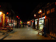 Pingyao is a small town in central Shanxi Province whose history goes back 2,700 years, when it was first built during the reign of King Xuan (827-782 BC) of the Western Zhou Dynasty. Until this very day, the town looks much the same as when it was the county seat of the Ming and Qing dynasties.The city wall stretches for about six kilometers.The old town of Pingyao went on the list of world cultural heritage in 1997.[阿奇/bbs.fengniao]