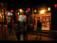 Pingyao is a small town in central Shanxi Province whose history goes back 2,700 years, when it was first built during the reign of King Xuan (827-782 BC) of the Western Zhou Dynasty. Until this very day, the town looks much the same as when it was the county seat of the Ming and Qing dynasties.The city wall stretches for about six kilometers.The old town of Pingyao went on the list of world cultural heritage in 1997.[阿奇/bbs.fengniao]