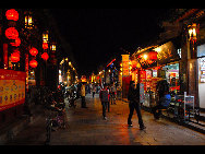 Pingyao is a small town in central Shanxi Province whose history goes back 2,700 years, when it was first built during the reign of King Xuan (827-782 BC) of the Western Zhou Dynasty. Until this very day, the town looks much the same as when it was the county seat of the Ming and Qing dynasties.The city wall stretches for about six kilometers.The old town of Pingyao went on the list of world cultural heritage in 1997.[阿奇/bbs.fengniao]