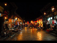 Pingyao is a small town in central Shanxi Province whose history goes back 2,700 years, when it was first built during the reign of King Xuan (827-782 BC) of the Western Zhou Dynasty. Until this very day, the town looks much the same as when it was the county seat of the Ming and Qing dynasties.The city wall stretches for about six kilometers.The old town of Pingyao went on the list of world cultural heritage in 1997.[阿奇/bbs.fengniao]