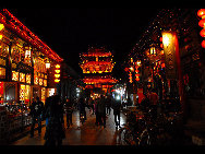 Pingyao is a small town in central Shanxi Province whose history goes back 2,700 years, when it was first built during the reign of King Xuan (827-782 BC) of the Western Zhou Dynasty. Until this very day, the town looks much the same as when it was the county seat of the Ming and Qing dynasties.The city wall stretches for about six kilometers.The old town of Pingyao went on the list of world cultural heritage in 1997.[阿奇/bbs.fengniao]