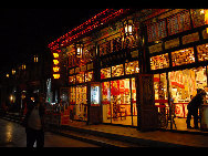 Pingyao is a small town in central Shanxi Province whose history goes back 2,700 years, when it was first built during the reign of King Xuan (827-782 BC) of the Western Zhou Dynasty. Until this very day, the town looks much the same as when it was the county seat of the Ming and Qing dynasties.The city wall stretches for about six kilometers.The old town of Pingyao went on the list of world cultural heritage in 1997.[阿奇/bbs.fengniao]