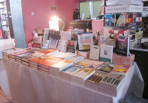 Bestsellers and featured books are displayed on a table in The Bookworm's store. [Photo:CRIENGLISH.com] 