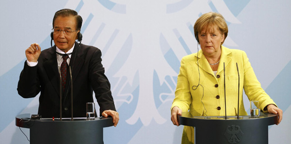 German Chancellor Angela Merkel and China's Premier Wen Jiabao (L) address a news conference at the Chancellery in Berlin June 28, 2011. Wen and Merkel aim to boost trade between the world's two biggest export nations to at least 200 billion euros in the next five years, they said at a meeting in Berlin on Tuesday. [China Daily] 