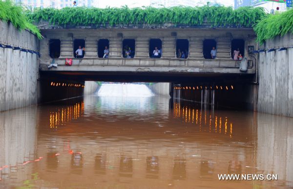 Water accumulated at a low-lying area as heavy rainfall hit Changsha, capital of central China&apos;s Hunan Province, June 28, 2011. The traffic was disturbed as downpour hit the city on Tuesday. (Xinhua/Long Hongtao) (xzj) 