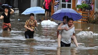 Heavy rainfall hits C. China, disrupts traffic