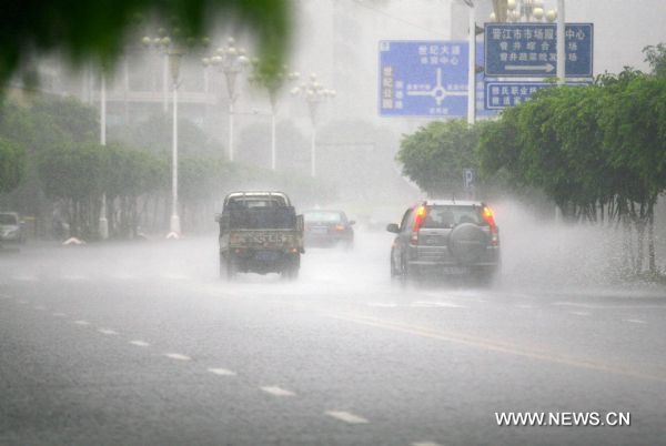Vehicles run on the highway as downpour hit Jinjiang City of southeast China&apos;s Fujian Province, June 28, 2011. Heavy rainfall seriously disturbed the city&apos;s traffic.