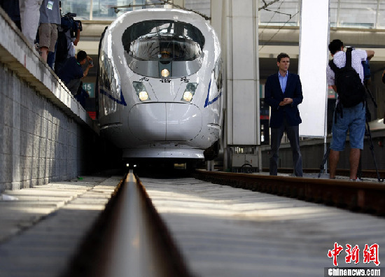A reporter from Aljazeera speaks to a video camera near a high-speed train in Beijing, capital of China, June 27, 2011. More than 400 domestic and international journalists Monday were invited to board the high-speed train which will run on the Beijing-Shanghai high-speed railway. The railway will officially go into operation on June 30. [Chinanews.com]