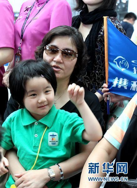 Mainland tourist Li Sini, five years old, and her mother prepare to go to Taiwan at Shanghai Pudong International Airport on June 28, 2011. The first group of individual tourists from the mainland arrived in Taiwan, bringing more business opportunities to tourism enterprises on both sides of the Taiwan Straits. 