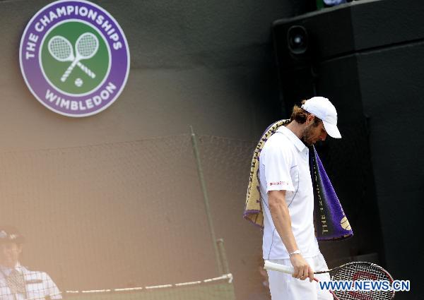 Mardy Fish of the United States reacts during his quarterfinal match against Rafael Nadal of Spain in 2011's Wimbledon Championships in London, Britain, June 29, 2011. Nadal won 3-1 to enter the semifinals. (Xinhua/Zeng Yi) 