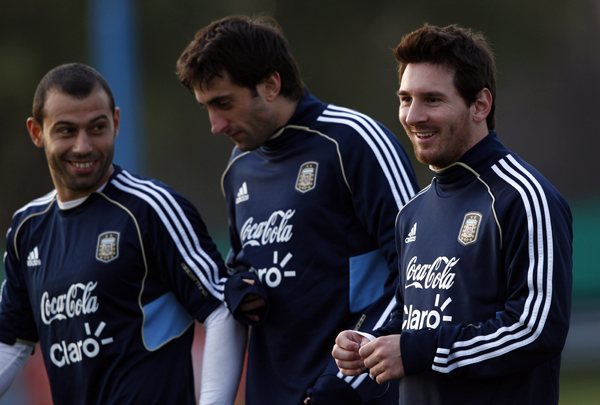 Argentina's Javier Mascherano, Diego Milito and Lionel Messi (L-R) walk at the end of their practice session at the squad's camp, ahead of the Copa America soccer tournament, in Buenos Aires June 29, 2011. (Xinhua/Reuters Photo) 