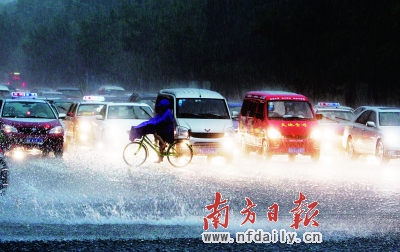 Torrential rains lashed Shenzhen, Guangdong Province Wednesday. [nfdaily.cn]