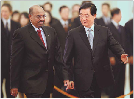 President Hu Jintao welcomes his Sudanese counterpart Omar al-Bashir at a ceremony in the Great Hall of the People in Beijing on Wednesday, June 29, 2011. [China Daily]