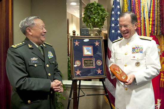 In this photo taken on May 17, 2011, Chief of the General Staff of the People's Liberation Army Chen Bingde (L) and Chairman of the United States Joint Chiefs of Staff Mike Mullen exchanged souvenirs. 