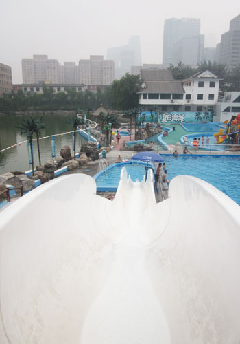 The tall, straight waterslide has a few bumps to help propel swimmers into the landing pool. [Photo:CRIENGLISH.com]