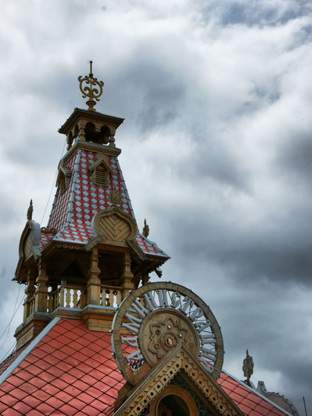 The extravagantly designed roof of a Russian style building in Volga Manor. [Photo:CRIENGLISH.com] 