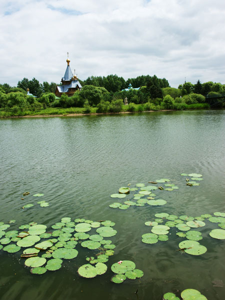 The manor is known for its vast expanse of lakes and green areas. [Photo:CRIENGLISH.com]