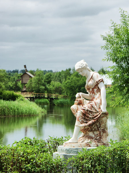 Another artistic sculpture at the manor [Photo:CRIENGLISH.com] 