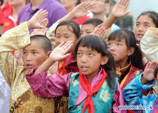 Middle school students from southwest China's Tibet Autonomous Region attend the flag-raising ceremony at Tiananmen Square in Beijing, capital of China, July 1, 2011. 