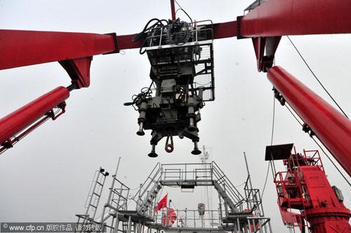 The 'Jiaolong', China's manned deep-diving submersible, is to attempt a 5-thousand meter dive Friday morning in the Pacific Ocean.