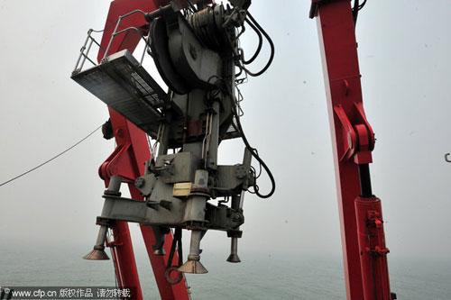 The 'Jiaolong', China's manned deep-diving submersible, is to attempt a 5-thousand meter dive Friday morning in the Pacific Ocean.