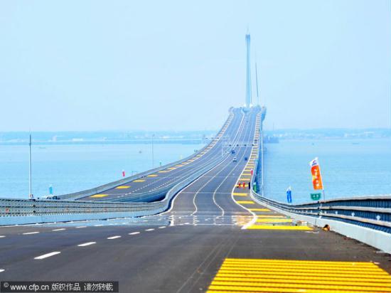 A new bridge which stretches 40 kilometers over the sea and is the longest of its kind in the world, has just opened to traffic in east China's Shandong Province.