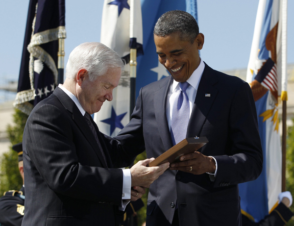 U.S. President Barack Obama presents retiring U.S. Defense Secretary Robert Gates with the Presidential Medal of Freedom during his farewell ceremony at the Pentagon near Washington, June 30, 2011. 