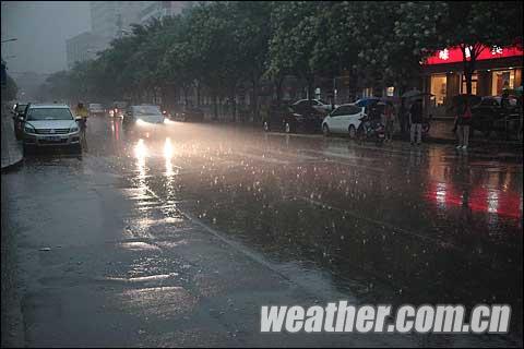 Beijing was drenched in downpour Friday morning, and the weather bureau forecast heavy rain will continue in the coming 12 hours.