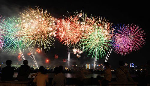 Fireworks explode over Xiangjiang River to celebrate CPC 90th anniversary