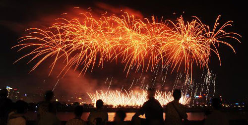 Fireworks explode over Xiangjiang River to celebrate CPC 90th anniversary