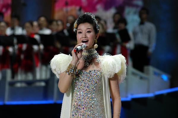 Chinese singer Song Zuying performs in solo concert in Nanjing