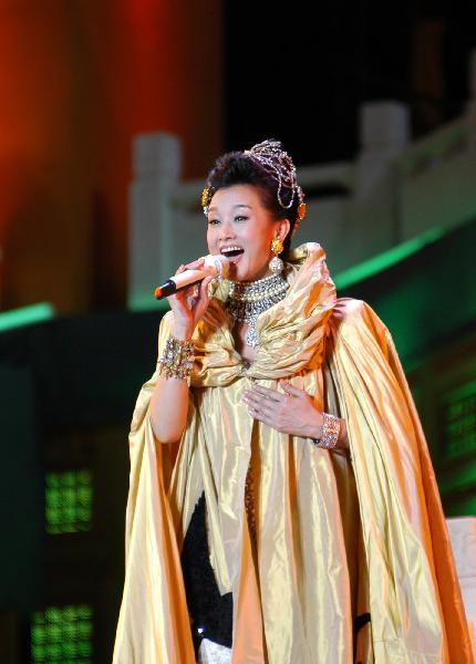 Chinese singer Song Zuying performs in solo concert in Nanjing