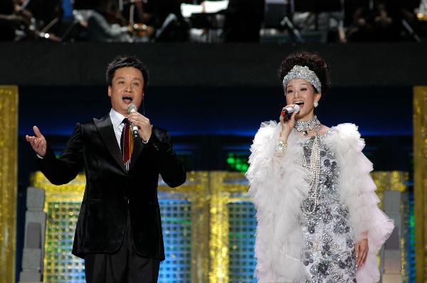 Chinese singer Song Zuying performs in solo concert in Nanjing