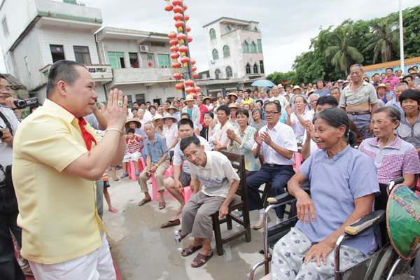 Businessman donates cash to S China village