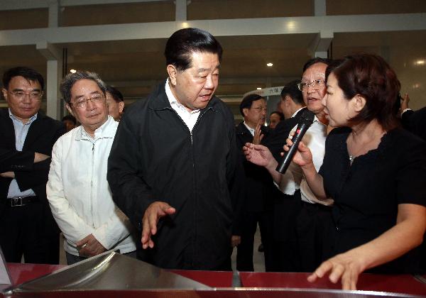 Jia Qinglin (C), a member of the Standing Committee of the Political Bureau of the Communist Party of China (CPC) Central Committee and also chairman of the Chinese People's Political Consultative Conference (CPPCC) National Committee, visits the Dalian Guangyang (GONA) company in Dalian City, northeast China's Liaoning Province, July 2, 2011. Jia Qinglin made an inspection tour in Dalian from July 1 to 2. [Ju Peng/Xinhua]