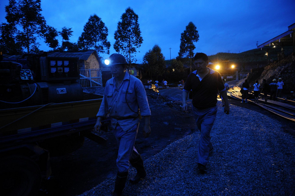 Rescuers are seen at the site of a coal mine accident in Pingtang of southwest China's Guizhou province, July 2, 2011. [Xinhua]