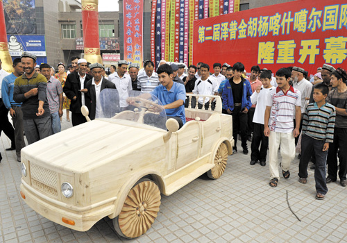 Uyghur farmer Alburke and his son spent one year making a wooden car by hand. The wooden car cost them 15,000 yuan and uses storage battery.