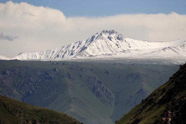 Photo taken on July 1, 2011 shows the beautiful scenery of the high altitude summer pasture called Suusamyr, some 170 km south of Bishkek, capital of Kyrgyzstan. [Xinhua/Sadat]