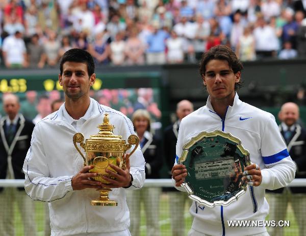 Novak Djokovic(L) of Serbia and Rafael Nadal of Spain show the trophies after the final of men's singles against Rafael Nadal of Spain in 2011 Wimbledon tennis championships in London July 3, 2011. Novak Djokovic claimed the champion. (Xinhua/Zeng Yi) 