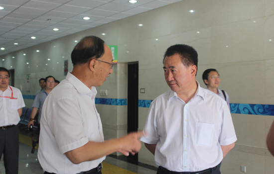 Wang Jianlin, president of Dalian Wanda (R) talked to sports minister Liu Peng (L) [ Source: Sina.com]