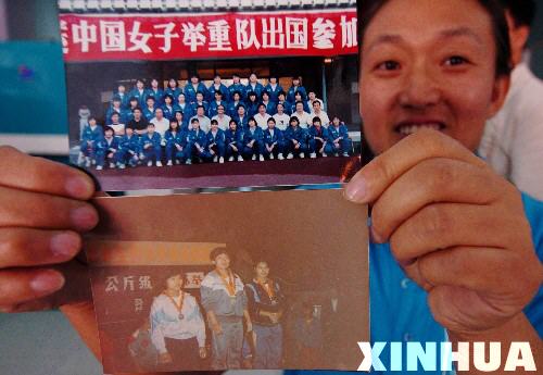 Zou Chunlan showed photos of her weightlifting career. 