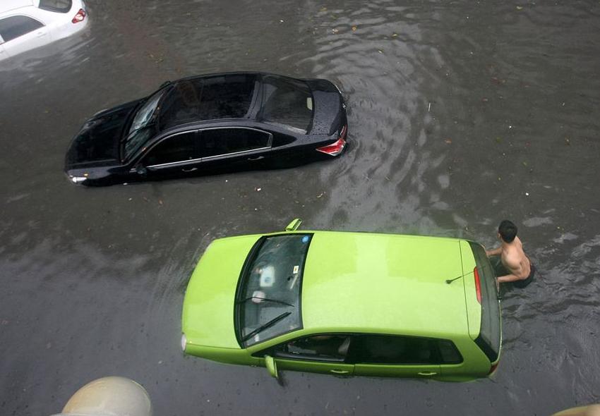 Rainstorms pounded the Chengdu city Sunday afternoon and paralyzed road traffic.