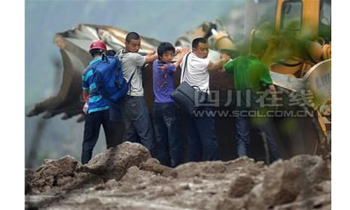 Rain-triggered mudslides cut off highway in Sichuan
