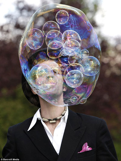 Pop: Samsam Bubbleman is the world record holder for the most bubbles in a bubble - 56