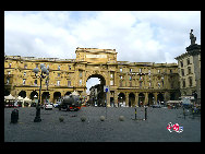 Republic Square is the city square of Florence. Located in the center of Florence, it owns many cultural cafes and bourgeois palaces. . [Zhangfang/China.org.cn]
