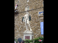 Michelangelo's David (a replica) is installed in front of the Signoria Square. since the original was moved indoors to the Academy of Fine Arts. [Zhangfang/China.org.cn]